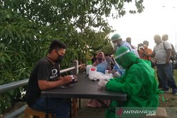 Pengunjung Pantai Ulee Lheue jalani tes COVID-19
