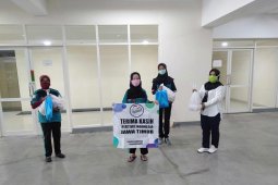 Petugas kebersihan di RSUD dr. Soetomo Surabaya terima bantuan sembako