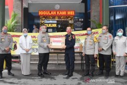 Tito Karnavian cs tebar APD untuk rumah sakit