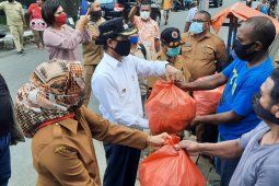 Pemkot Ambon salurkan 1.000 paket bahan pokok masyarakat