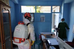 PMI Berau gelar aksi penyemprotan disinfektan di Puskesmas