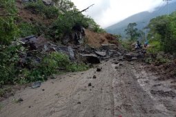 Longsor kembali tutupi ruas jalan alternatif Bukittinggi-Padang