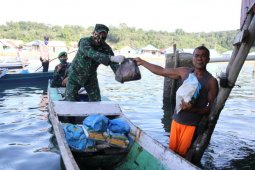 Kodim 1417/Kendari gunakan sampan bagikan sembako