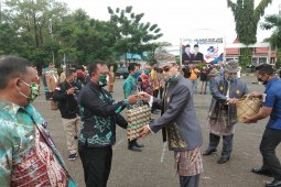 Hari Jadi Banjarbaru diisi penyerahan paket sembako warga terdampak COVID-19