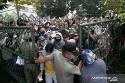 Pembagian sembako di Bogor ricuh