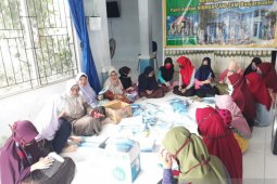 Siswi Panti Zam Zam Banjarmasin buat "face shield"  untuk tenaga medis