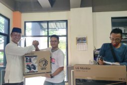 Anggota DPRD Kalsel serahkan komputer untuk press room