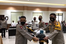 Kapolda Maluku serahkan APD kepada Satgas Aman Nusa II Siwalima