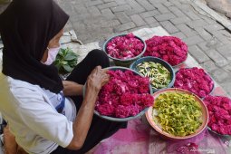 Omzet penjualan bunga tabur naik