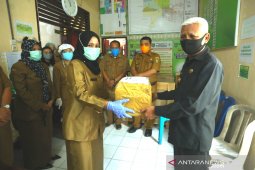 Bupati Asahan kembali serahkan bantuan APD di 6 Puskesmas