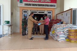 Seorang pengusaha di batas Indonesia - Malaysia salurkan bantuan sembako