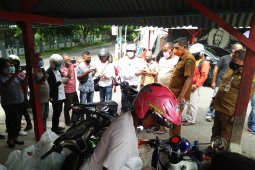 Sekretariat DPRD Maluku salurkan bahan pokok masyarakat untuk pengojek