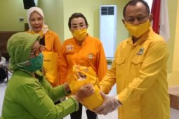 Perempuan Golkar Jatim bagikan 3.000 paket sembako