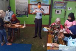 Warga binaan Rutan Kandangan kerjakan ratusan pesanan masker