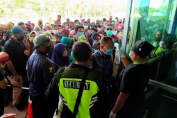 Abaikan protokol COVID-19, ratusan orang antre beli sembako murah di Lumbung Pangan Jatim