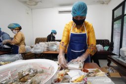 Feby Deru gunakan kebaya masak di dapur Corona