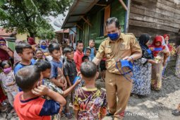 Wali Kota Padangsidimpuan bagikan masker hingga ke rumah warga