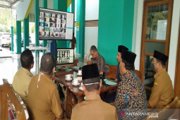 Pastikan penanganan COVID-19, Bupati video conference dengan camat se-Madina