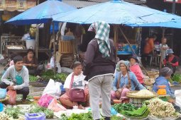 Perempuan-perempuan hebat di kaki lima pasar tradisional