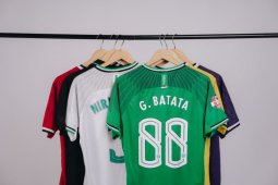 PSS Sleman lelang jersey pemain bantu penanganan corona