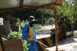 Warga desa semprotkan disinfektan cegah corona