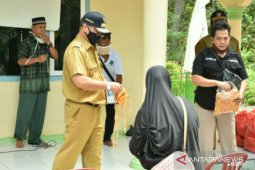 Selain bagikan sembako, Gubernur Babel berikan edukasi COVID-19 ke masyarakat Tanjung Pura