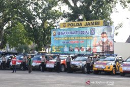 Polda Jambi bagikan 2.000 sembako dari rumah ke rumah di Kota Jambi