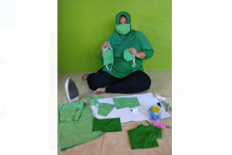 Hadapi wabah corona istri TNI Kodim Putussibau menjahit masker