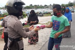 Bhayangkari Bangka salurkan 150 nasi kotak
