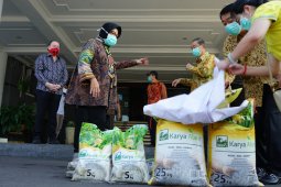 Jelang PSBB, Pemkot Surabaya diminta distribusikan sembako bantuan pihak swasta