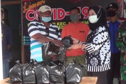 Relawan bagikan bahan pokok ke warga di Kabupaten Kediri
