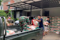 PWI Peduli gandeng TNI dan pengusaha salurkan 7,5 ton kepada warga terdampak COVID-19