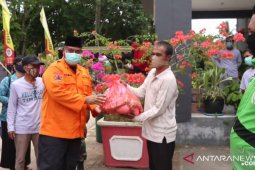 Bupati Kukar serahkan bantuan untuk warga terdampak COVID-19