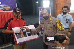 Polri-BRI serahkan bantuan tunai Rp600 ribu untuk 60 sopir terdampak COVID-19