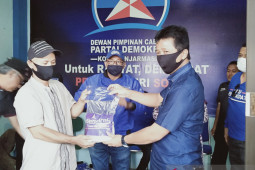 Partai Demokrat Banjarmasin membagikan 1.000 bungkus beras dan masker