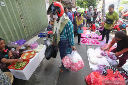 Penjual bunga langgar physical distancing