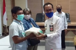 Terus bina silaturahmi dengan wartawan, Sekda HSS serahkan paket sembako