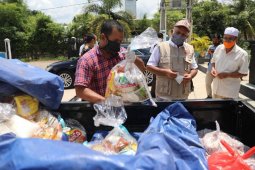 Pejabat Aceh serahkan bingkisan untuk tenaga medis