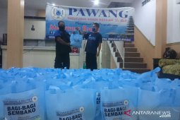 Paguyuban Warga Nganjuk di Bali bagikan bahan pokok kepada warga tedampak COVID-19