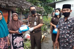 Kajari Langkat antar langsung sembako ke rumah warga miskin