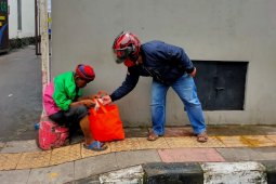 Perhumas Bandung bagikan paket sembako untuk tukang becak dan sopir angkot