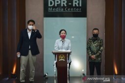 Puan Maharani  serahkan bantuan sembako dan minta warga tidak mudik