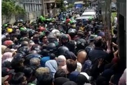 Polisi bubarkan kerumunan pembagian sembako di rumah Gubernur Kaltim