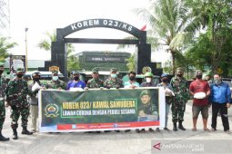 Korem 023/KS berbagi sembako dengan tukang becak di  Sibolga