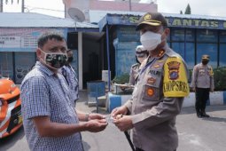 Kapolres Simalungun serahkan santunan kepada 94 sopir angkutan umum