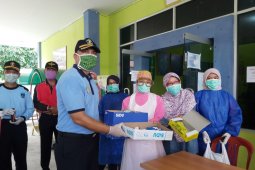 Lapas Metro bagikan masker dan hand sanitizer kepada pengendara