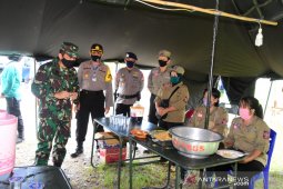 Danrem 091/ASN Tinjau Dapur Umum Lapangan Milik TNI