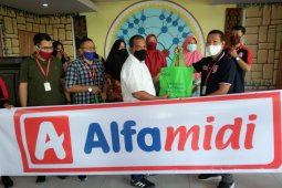 Alfamidi beri bantuan paket sembako kepada warga terdampak COVID-19 di Ambon