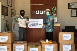 PT Adaro serahkan bantuan 37 APD dan 75 box masker untuk Batola