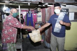 Paman birin bagi-bagikan sembako ke warga Banjarmasin